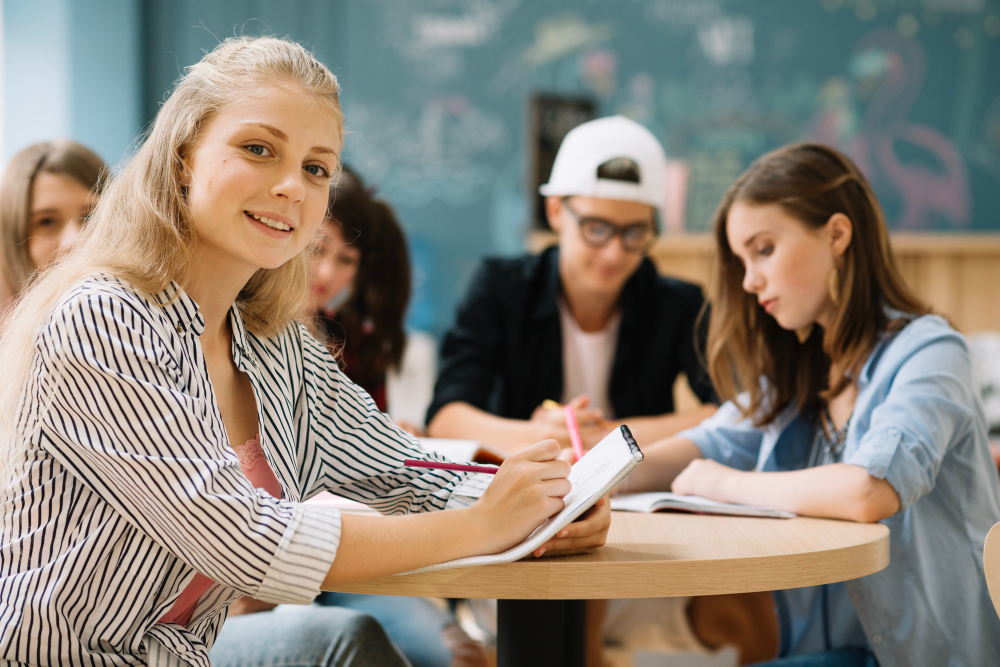 Estudantes discutindo em sala de aula sobre os itinerários formativos do Novo Ensino Médio.