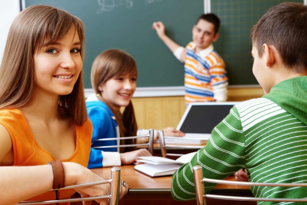 Novo Ensino Médio - Ilustração de estudantes aprendendo em sala de aula