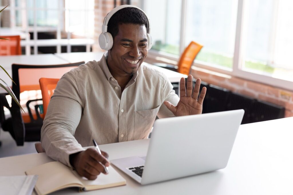 Aluno aprendendo com a EJA online
