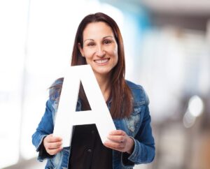 Professora ilustrando a alfabetização na Educação de Jovens e Adultos