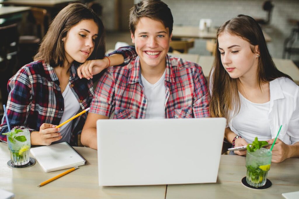 Alunos aprendendo com as disciplinas eletivas no Novo Ensino Médio