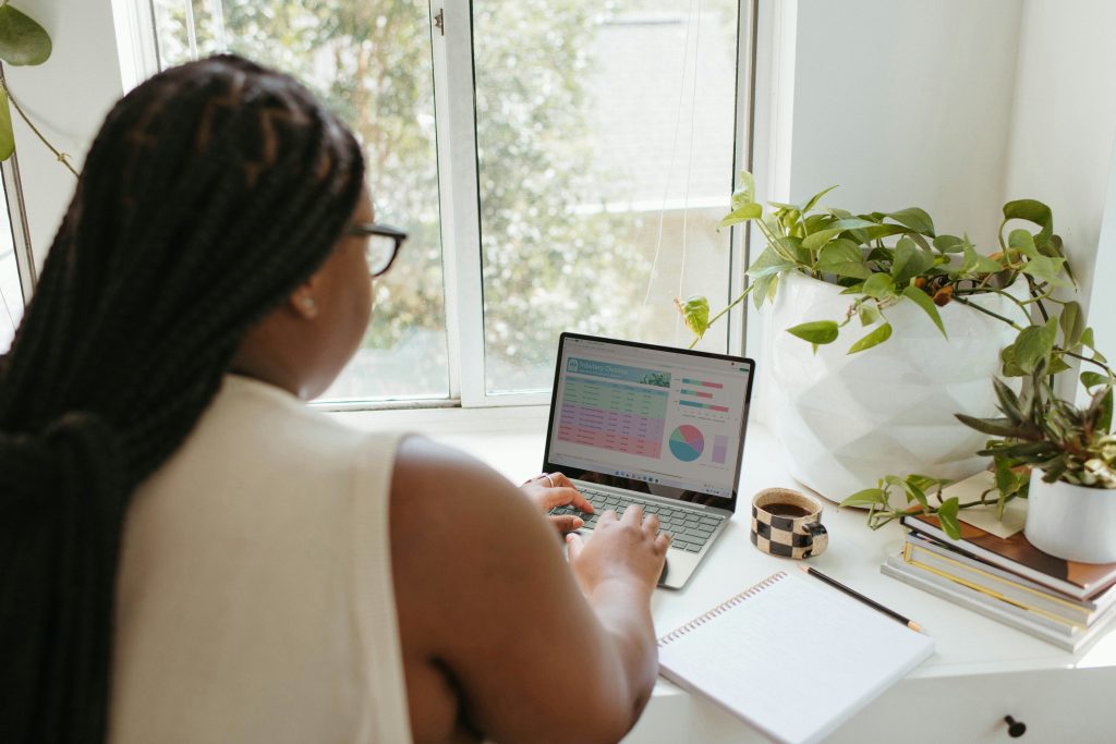Mulher estudando em um ambiente tranquilo com notebook, simbolizando o foco no conteúdo essencial para passar no ENCCEJA.