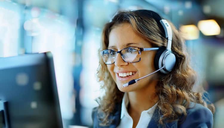 Mulher latina, atendente de suporte online, oferecendo ajuda aos estudantes do curso preparatório para o ENCCEJA, demonstrando o suporte acadêmico disponível.