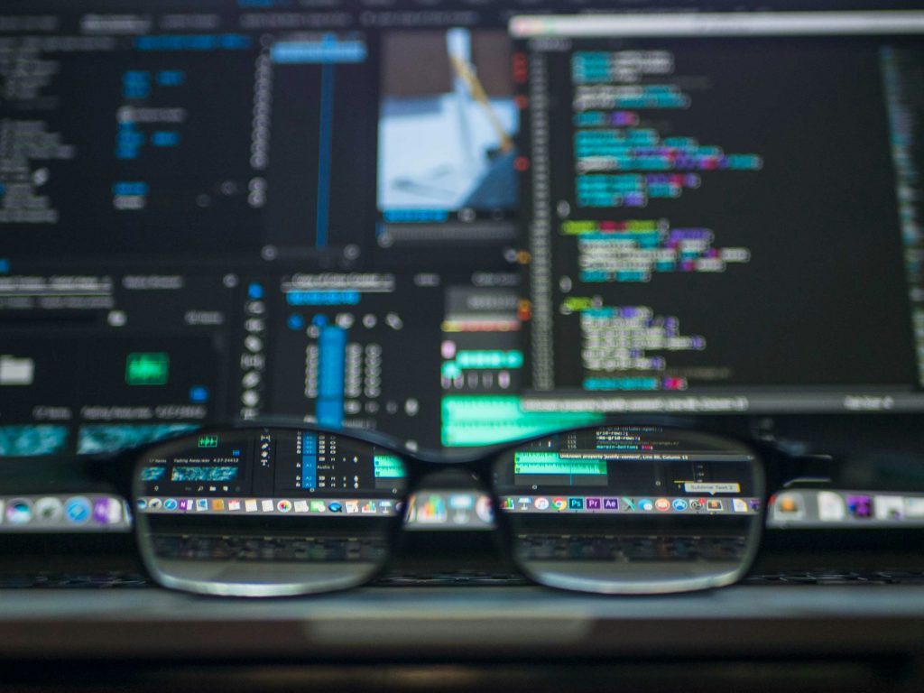 Tela de computador mostrando códigos, representando o uso da inteligência artificial para otimizar o aprendizado